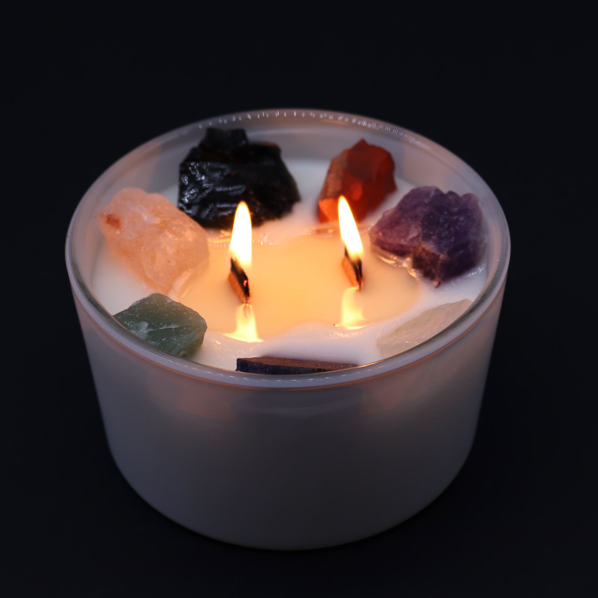 Velas de cristal Siete Chakras encendida fondo negro