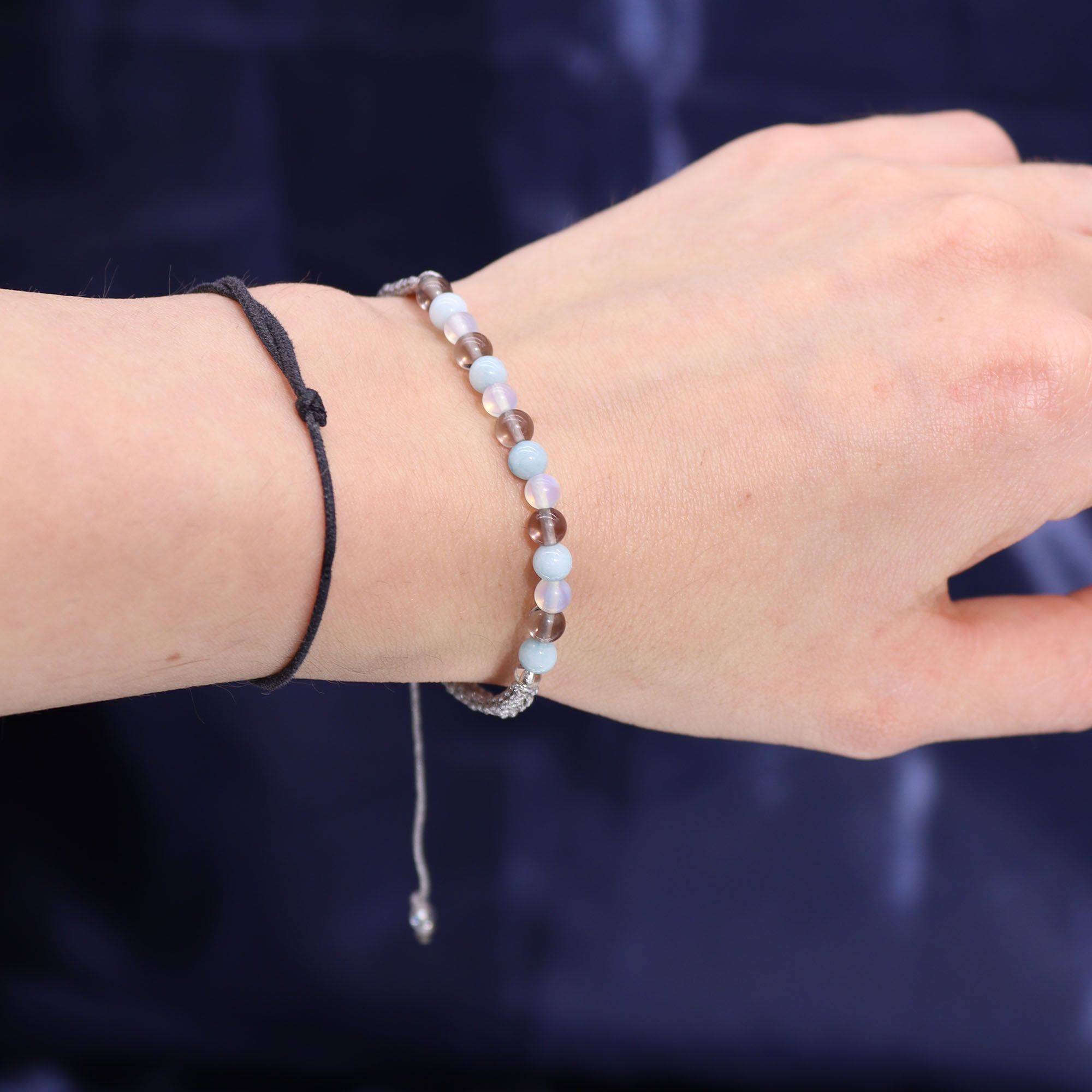 Pulsera del signo Cancer de piedras preciosas hecha con aguamarina, cuarzo ahumado y piedra de luna